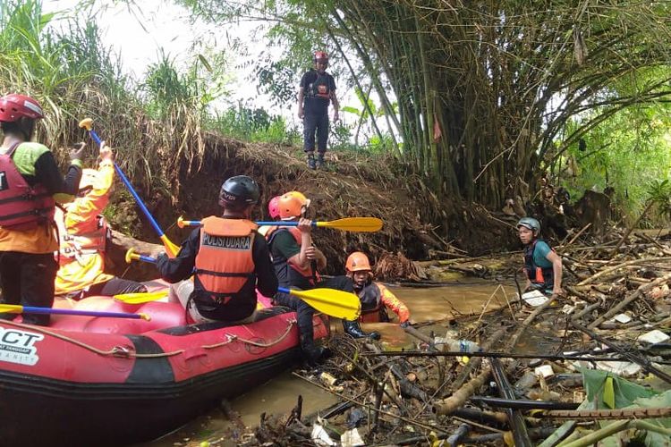 Tim SAR gabungan mengevakuasi jasad bocah yang tewas usai terhanyut di Kali Angke Serpong, Tangerang Selatan, Senin (25/10/2021).