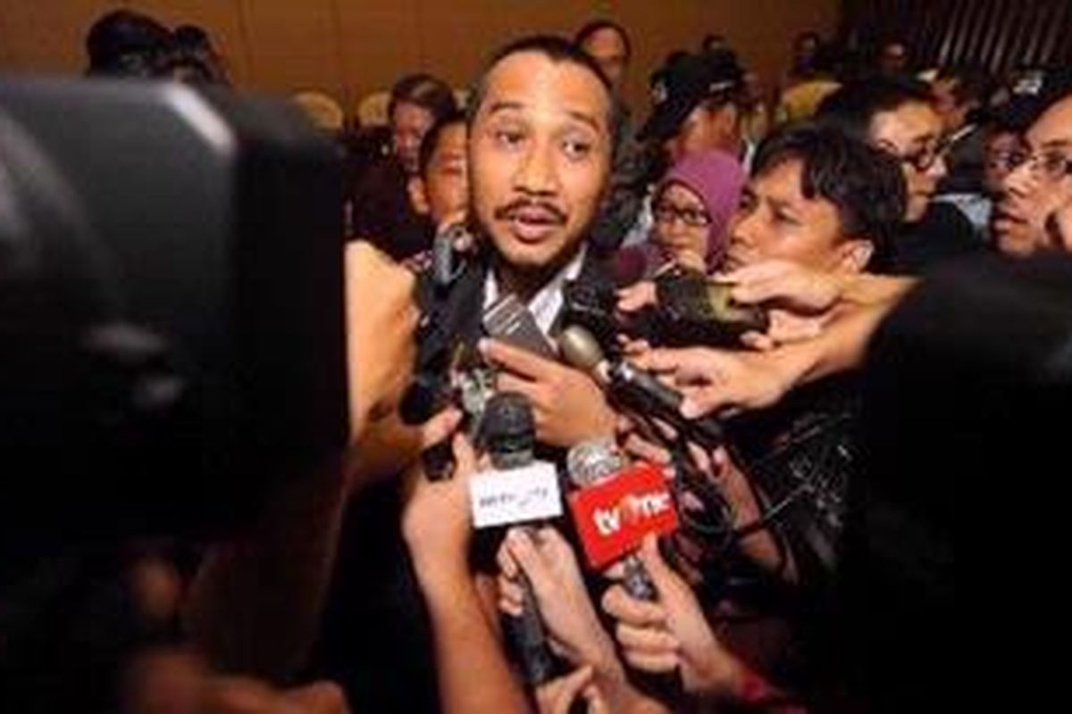 Ketua Komisi Pemberantasan Korupsi (KPK) Abraham Samad (tengah) usai mengikuti rapat dengan Tim Pengawas Kasus Skandal Bank Century di Kompleks Parlemen, Senayan, Jakarta, Selasa (20/11/2012). KPK resmi mengumumkan dua tersangka kasus dana talangan Bank Century yaitu BM dan SCF dalam rapat tersebut. 