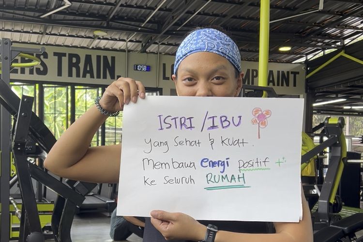 Latihan beban jadi momen kembali ke diri bagi Irsani. Ia menemukan kekuatan fisik, mental, dan misi edukasi untuk keluarga Indonesia.
