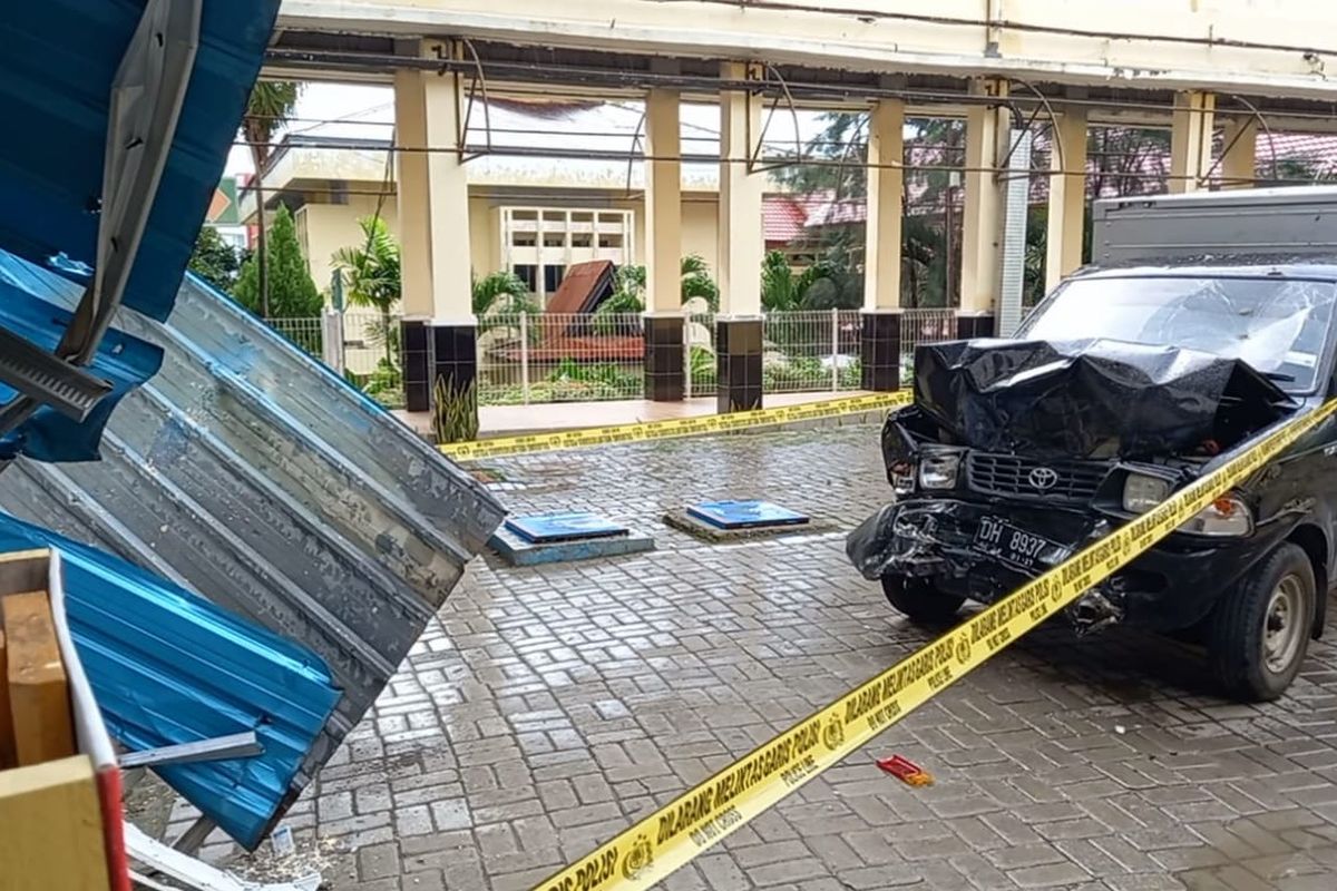 Mobil boks milik PT Kimia Farma, yang menabrak pasien Metty Toelle, saat berada di Rumah Sakit Umum Daerah (RSUD) WZ Johannes Kupang 