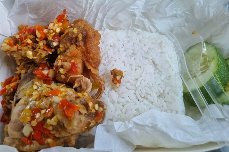 Menu Railfood Nasi Ayam Geprek seharga Rp 38.000 yang dipesan secara langsung. Pada menu ini, tidak ada tambahan tahu isi yang ada pada menu Nasi Ayam Geprek Komersil yang dipesan secara preorder meski harganya sama.