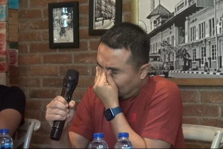 Direktur Utama PSM Makassar Sadikin Aksa menangis dihadapan awak media saat menceritakan kondisi yang dialami tim Juku Eja, Rabu (20/12/2023)