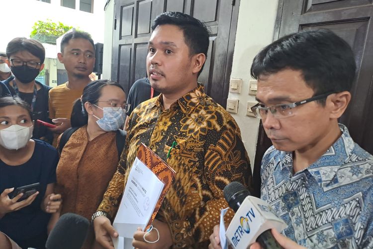 Direktur ICJR Erasmus Napitupulu (berbaju batik cokelat), saat ditemui di Pengadilan Negeri Jakarta Selatan (PN Jaksel), Senin (30/1/2023). 