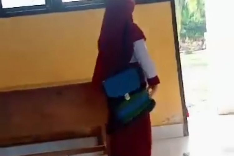 Siswi SDN 2 di Kecamatan Uepai, Kabupaten Konawe, Sultra, Intan Wulandari diminta keluar dari kelas saat hendak ikut ujian Try Out karena belum divaksin