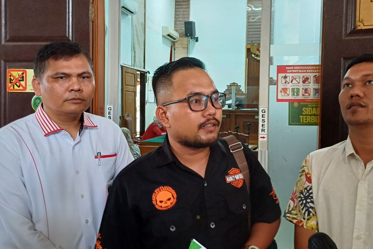 Tim kuasa hukum Fransiska Candra Novita Sari alias Siskaeee saat ditemui wartawan di Pengadilan Negeri Jakarta Selatan, Senin (29/1/2024).