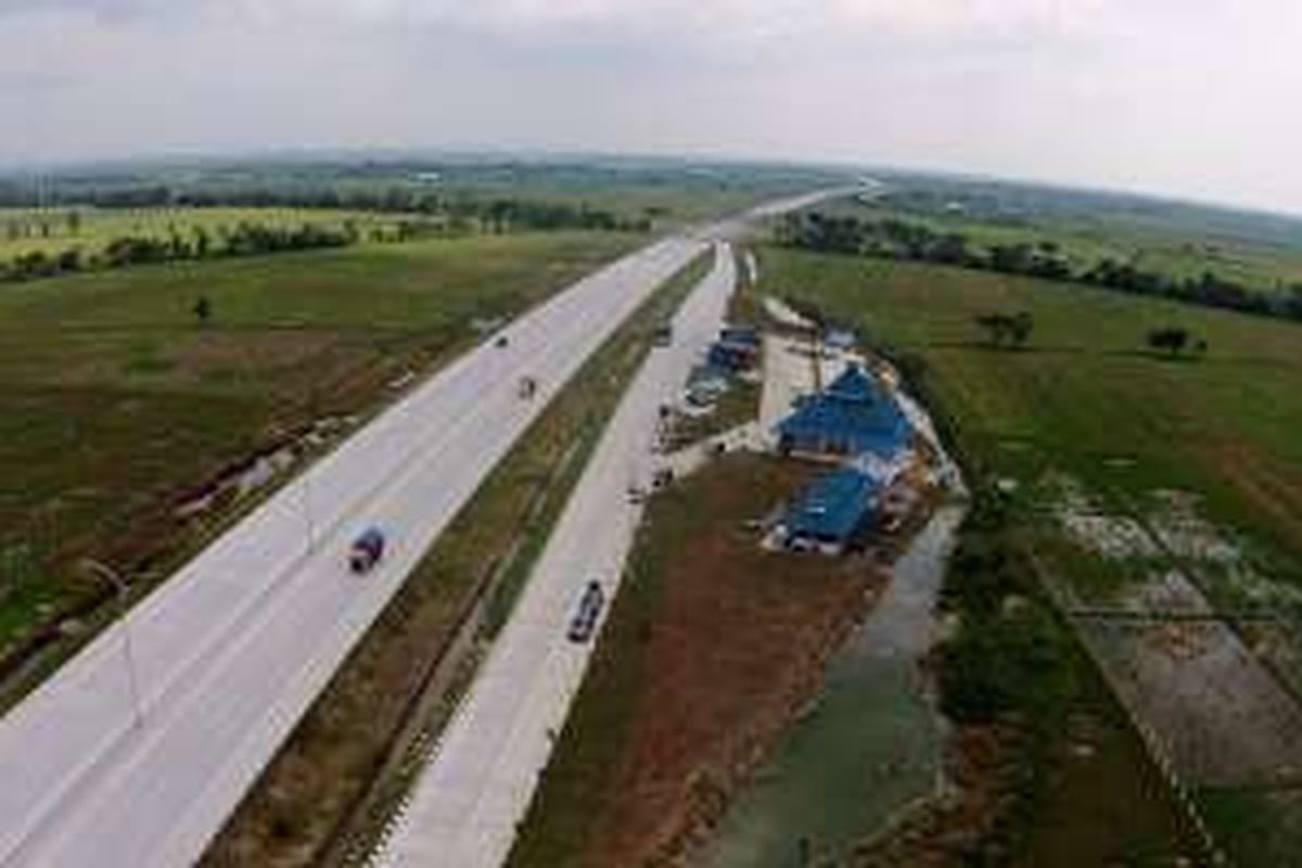 Ruas jalan tol Pejagan-Brebes Timur, Jawa Tengah, difoto dari udara, Minggu (26/6/2016). Ruas yang merupakan bagian dari Tol Trans-Jawa tersebut saat ini sudah dibuka dan bisa dimanfaatkan untuk jalur mudik Lebaran 2016.