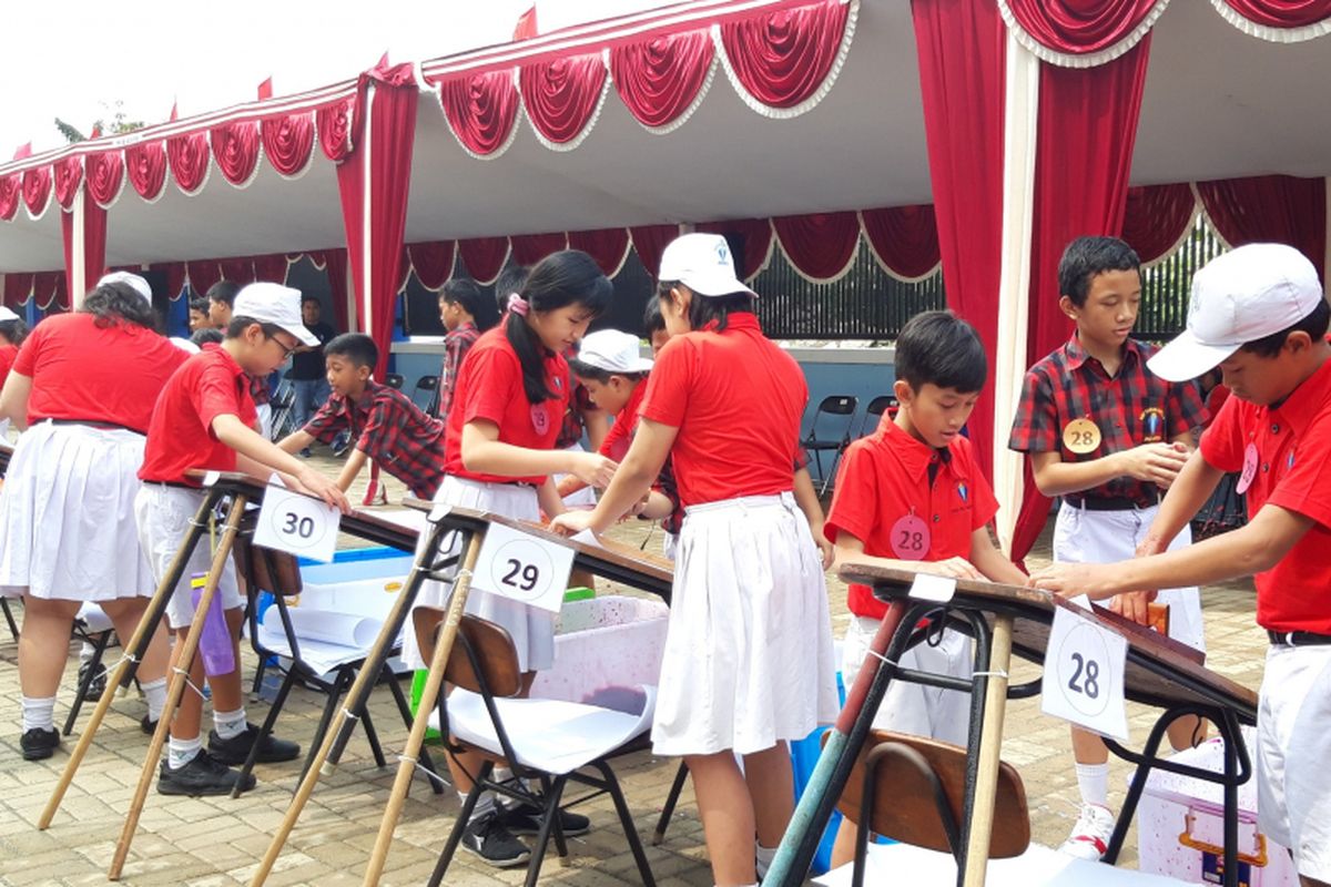 Siswa SD Tarakanita 5 Rawamangun saat membuat kertas daur ulang. Foto diambil pada Sabtu (12/1/2019)