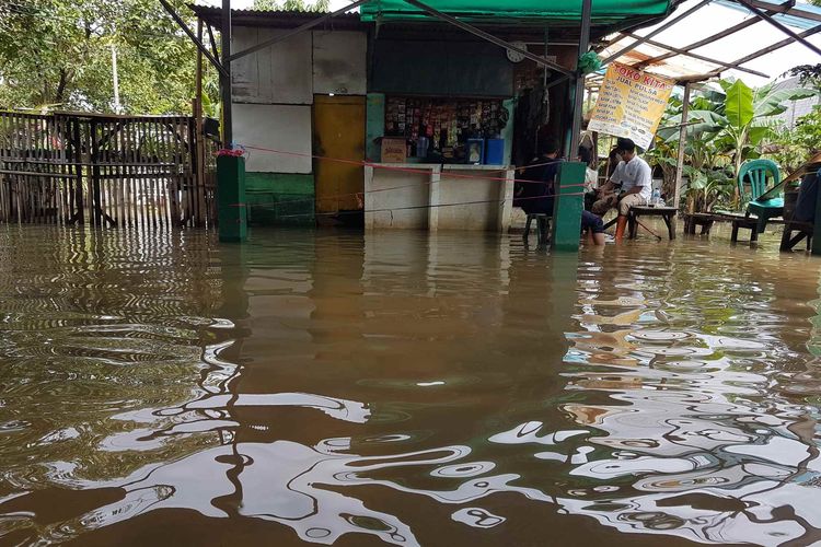 Banjir di Gang Musholla, Kelurahan Kembangan Utara, Kecamatan Kembangan, Jumat (19/2/2021).