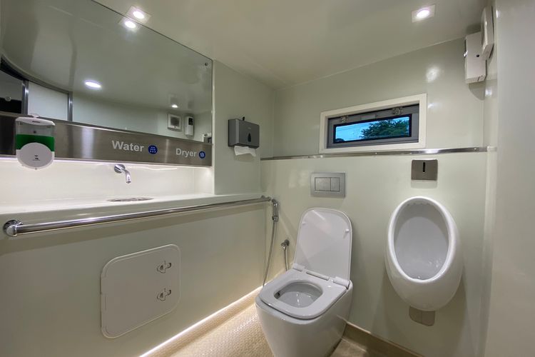 Interior toilet di kereta Panoramic yang baru diluncurkan PT KAI dalam soft launching 24 Desember 2022-8 Januari 2023. 