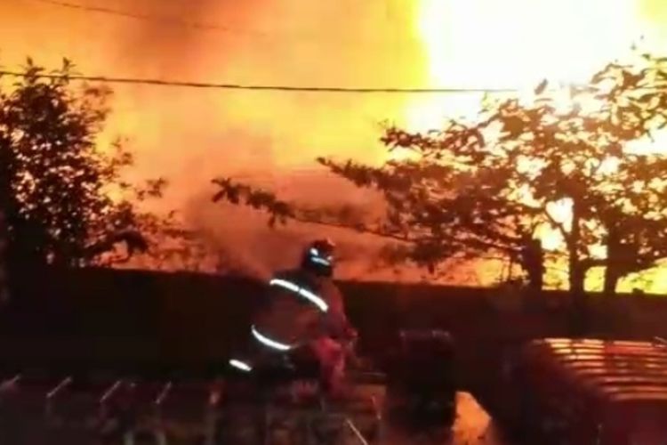 Salah seoranh petugas damkar kota Makassar saat memadamkan api di gudang makanan di Jalan Prof. Dr. Ir. Sutami, Kecamatan Tanalanrea, Minggu (9/2/2020) dini hari.