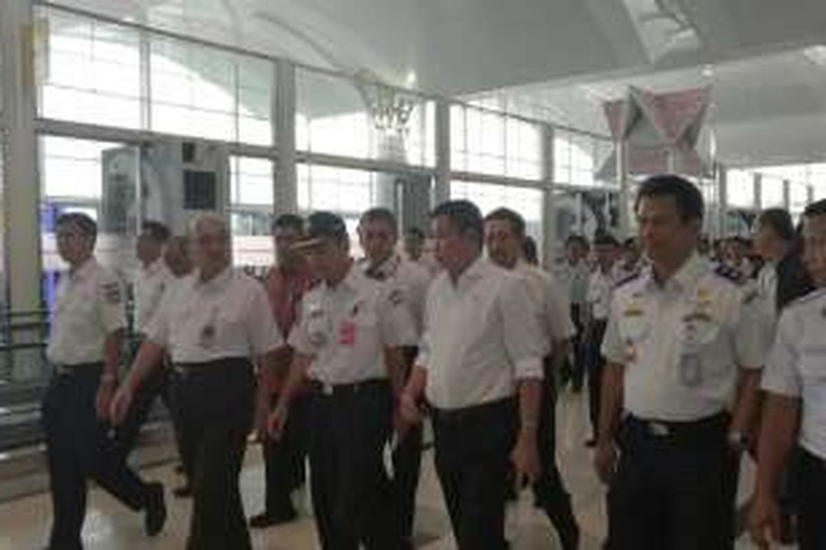 Menteri Perhubungan Ignasius Jonan blusukan di Bandara Kualanamu Medan, Sabtu (16/7/2016)