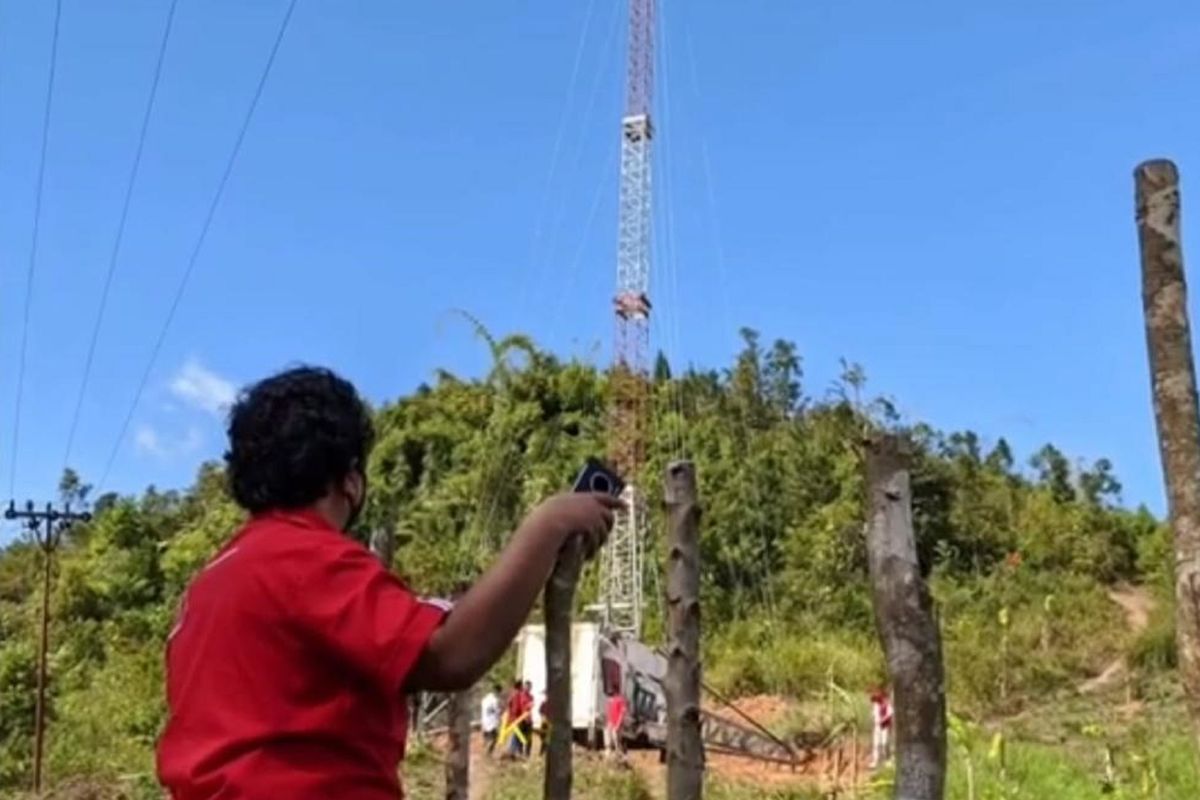 Infrastruktur Compact Mobile BTS (COMBAT) di Desa Pasiah Laweh, Sumatera Barat. Inisiatif tersebut memudahkan masyarakat dalam menikmati akses jaringan broadband.
