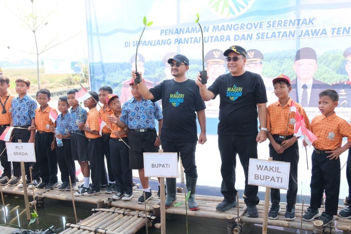 Bupati Pemalang Anom Widiyantoro bersama Wakil Bupati Nurkholes dalam seremoni kegiatan Mageri Segoro 2025 Kabupaten Pemalang di Desa Ketapang, Kecamatan Ulujami, Rabu (15/10/2025).