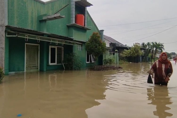 sejumlah rumah di kompleks perumahan Pondok Pandawa Desa Junjang Wetan Kecamatan Arjawinangun Kabupaten Cirebon Jawa Barat terendam banjir pada Minggu (14/12/2025) siang.