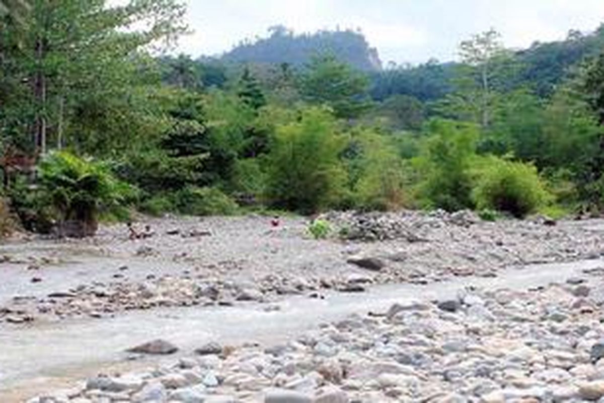 Air Sungai Wai Ela di Negeri Lima, Kecamatan Leihitu, Kabupaten Maluku Tengah, Maluku, kembali mengalir setelah pada 13 Juli lalu hulu sungai tertutup longsoran bukit Ulakhatu, Selasa (16/10/2012). Air mengalir dari retakan yang tersebar di sejumlah titik longsoran yang menutup sungai. Kebocoran ini bisa memicu banjir bandang pada Negeri Lima yang total penduduknya mencapai 4.787 orang.