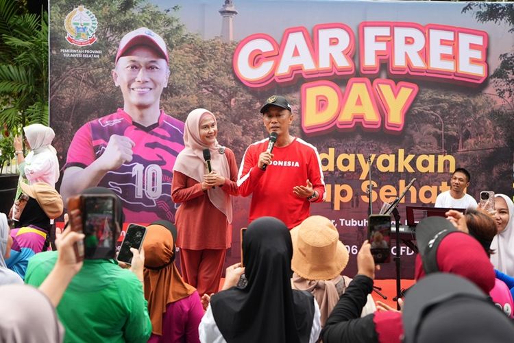 Pj Gubernur Provinsi Sulsel Zudan Arif Fakrulloh hadir pada Car Free Day di Jalan Sudirman Makassar, Sulsel, Minggu (26/5/2024).