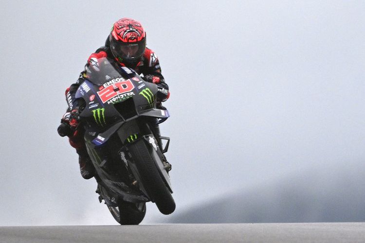 Fabio Quartararo saat berlaga pada MotoGP Portugal 2022. (Photo by GABRIEL BOUYS / AFP)