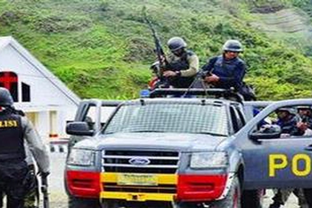 Aparat gabungan TNI/Polri di Mulia, ibu kota Kabupaten Puncak Jaya, Papua, Senin (24/10/2011), mengejar kelompok pengacau keamanan yang menewaskan Kepala Kepolisian Sektor Kota Mulia Ajun Komisaris Dominggus Oktavianus Awes di Bandara Mulia.