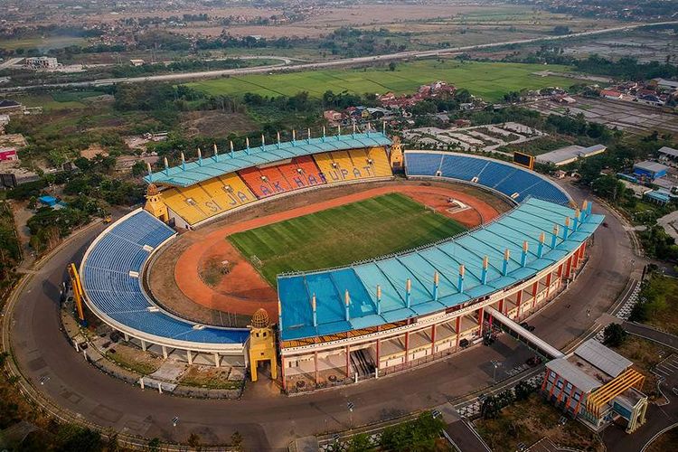 Foto udara Stadion Si Jalak Harupat di Soreang, Kabupaten Bandung, Jawa Barat, Jumat (25/10/2019). Stadion Si Jalak Harupat menjadi salah satu dari 10 stadion yang diajukan   PSSI pada FIFA sebagai penyelenggara Piala Dunia U-20 pada 2021 mendatang.