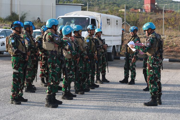 Prajurit TNI yang tergabung dalam Satgas Kontingen Garuda (Konga) United Nations Interim Force in Lebanon (UNIFIL) atau pasukan perdamaian PBB dalam keadaan siaga dan waspada.  Ratusan personel Satgas Force Headquarters Support Unit XXVI-01 Konga UNIFIL menggelar latihan rencana kontijensi sejak Minggu (29/10/2023).