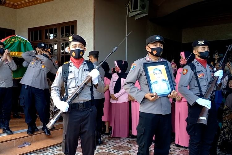 Prosesi pemberangkatan jenazah almarhum Bripka Andik Purwanto salah satu anggota Polres Tulungagung, untuk dimakamkan, Minggu (02/10/2022).