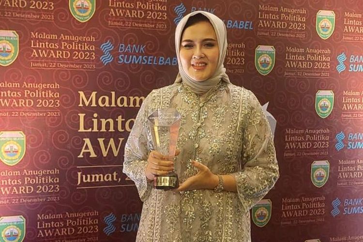 Sekjen PP Perbasi, Nirmala Dewi, menerima penghargaan malam anugeras Lintas Politika Award 2023.