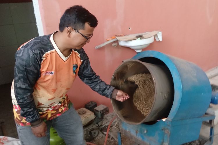 Proses roasting maggot yang akan diolah sebagai pakan ternak kaya protein di Cianjur, Jabar, Kamis (18/7/2024).