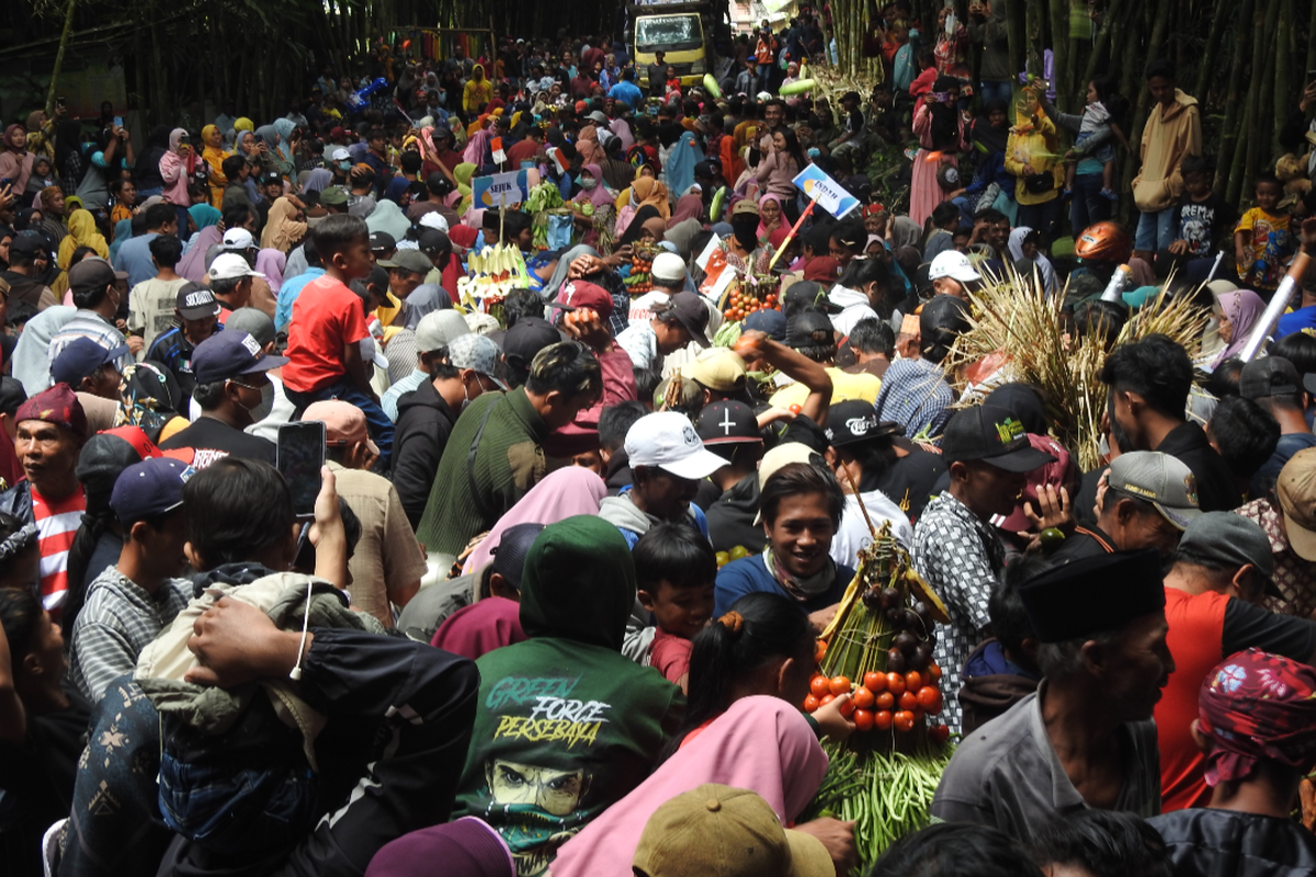Tradisi grebek suro di Desa Sumbermujur Lumajang, Sabtu (30/7/2022)