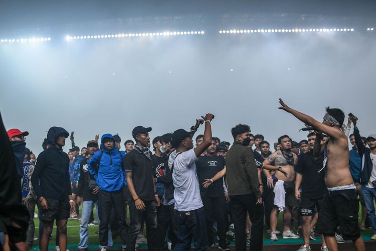 Kerusuhan Bobotoh suporter Persib yang menginvasi lapangan usai laga Persib Bandung vs Persikabo 1973 di Stadion Gelora Bandung Lautan Api (GBLA), Sabtu (15/4/2023) dalam pertandingan pekan ke-34 Liga 1 2022-2023.