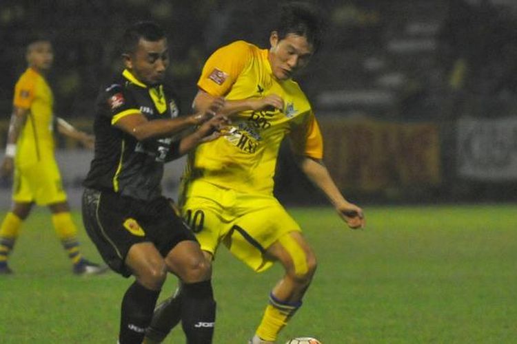 Oh Inkyun (kanan) saat berduel dengan gelandang Sriwijaya FC Firman Utina, dalam pertandingan Minggu (12/6/2016) malam WIB.