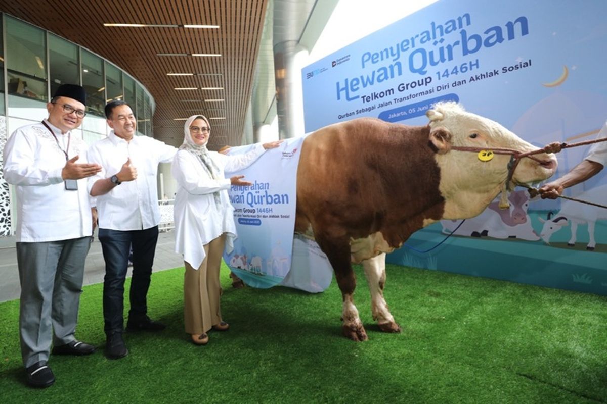 TelkomGroup memberikan sebanyak 946 hewan kurban untuk masyarakat.