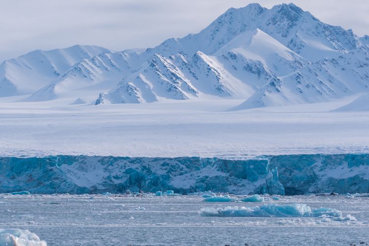 Salah satu tempat terdingin di planet Bumi. Pemandangan es alam dari gunung glasier di Spitsbergen Longyearbyen Svalbard, Samudra Arktik. 
