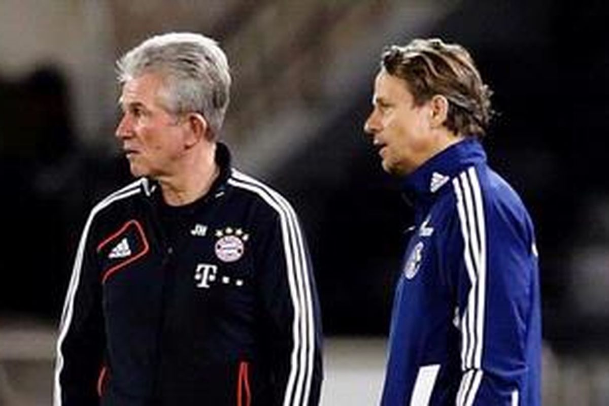 Pelatih Bayern Muenchen, Jupp Heynckes (kiri), dan Pelatih Schalke 04, Jens Keller, tengah berbincang jelang laga uji coba kedua tim di Doha, Qatar, Selasa (8/1/2013). Bayern dan Schalke berada di negara Timur Jauh untuk menjalani pemusatan latihan terpisah sebelum Bundesliga dimulai lagi setelah jeda musim dingin. 