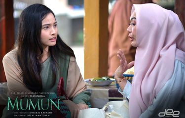 Acha Septriasa sedang berbincang dengan Eddies Adelia dalam salah satu adegan di film Mumun.