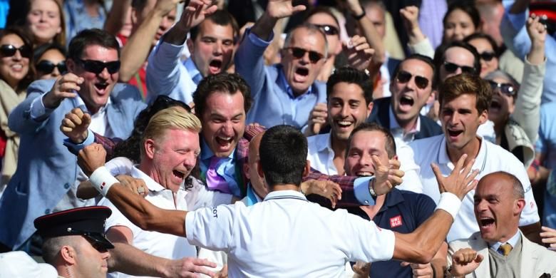 Petenis Serbia, Novak Djokovic, merayakan keberhasilannya menjuarai Wimbledon bersama pelatih Boris Becker dan keluarga, setelah mengalahkan petenis Swiss, Roger Federer, pada partai final yang berlangsung di All England Tennis Club, London, Minggu (6/7/2014). Djokovic menang 6-7 (7), 6-4, 7-6 (4), 5-7, 6-4.