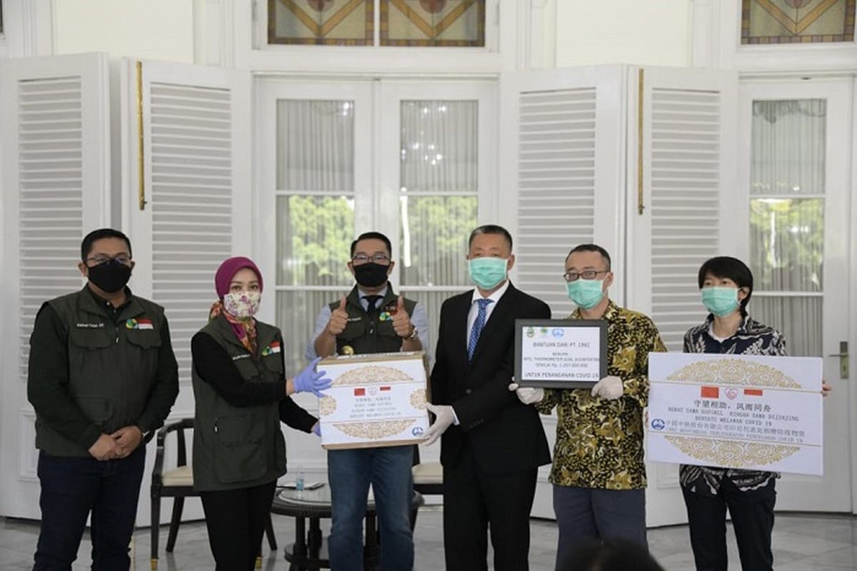Gubernur Jawa Barat (Jabar) Ridwan Kamil, saat menerima bantuan penanganan coronavirus disease 2019 (Covid-19) dari berbagai pihak, di Gedung Pakuan Bandung, Rabu (29/4/2020).