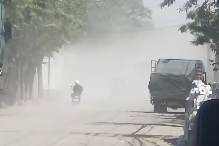 Debu Tebal Selimuti Jalan Margomulyo Surabaya, Gara-gara Perbaikan Paving Sampai Agustus