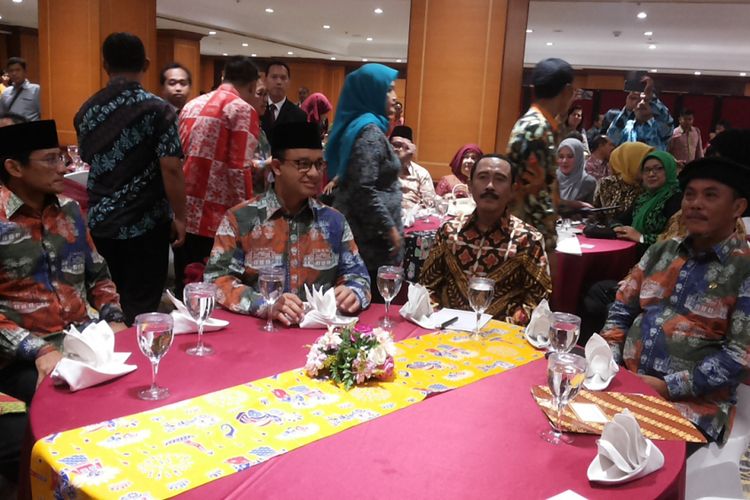 Gubernur DKI Jakarta Anies Baswedan dan Ketua DPRD Prasetio Edi Marsudi saat bertemu di acara rapat kerja nasional Asosiasi DPRD Provinsi Seluruh Indonesia (ADPSI) di Hotel Borobudur, Jakarta Pusat, Kamis (26/10/2017) malam. 