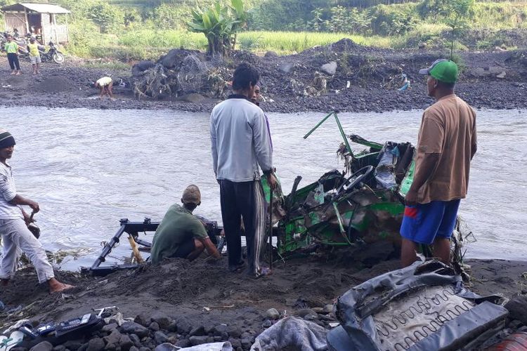 Mobil pick-up milik penambang berhasil dievakusai meski sudah dalam kondisi rusat berat akibat hanyut di Sungai Putih Kecamatan Salam, Kabupaten Magelang, Kamis (3/3/2017). 