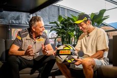 Lanjut Berkarir di Balap Mobil, Pirelli Kasih Helm Spesial Untuk Rossi
