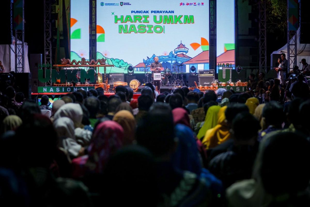 Menteri Koperasi dan Usaha Kecil Menengah (MenKopUKM) Teten Masduki mengatakan, Hari UMKM Nasional 2023 menjadi hajatan bagi para pelaku UMKM agar dapat secara bebas mengekspresikan karya sekaligus menjadi wadah untuk bertransformasi.