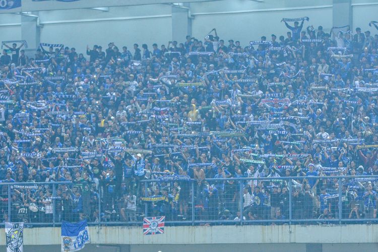 Bobotoh pendukung Persib kala mendukung tim kebanggaannya berlaga di Stadion Gelora Bandung Lautan Api (GBLA) Gedebage Bandung.