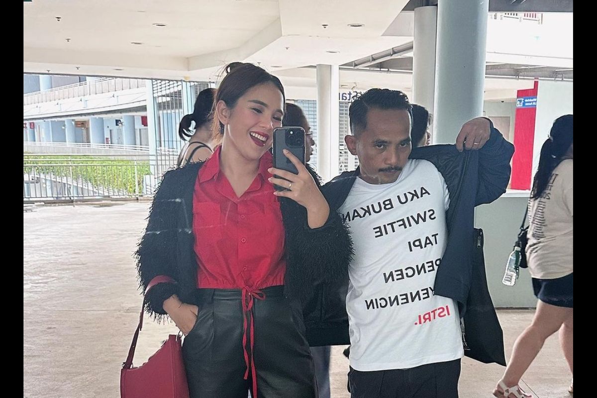 Influencer Ulfa Merdeka sempat menarik perhatian belakangan ini karena mengunggah foto suaminya, Hendra Outside, di Instagram yang menemaninya nonton konser Taylor Swift di Singapura.