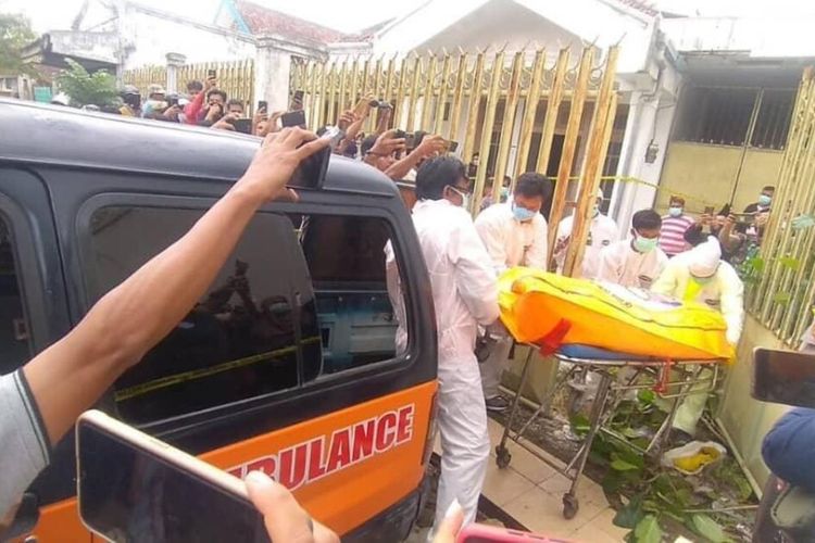 Evakuasi mayat yang ditemukan membusuk di sebuah rumah kosong milik seorang dokter di Jl. Kemuning Kelurahan Barurambat Kota, Kecamatan Pamekasan, Rabu (24/11/2021).