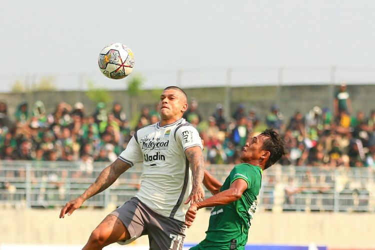 Laga akbar Persebaya Suraba vs Persib Bandung pada pekan ke-30 Liga 1 2022-2023 di Stadion Gelora Joko Samudro, Gresik, Jawa Timur, Senin (13/3/2023).