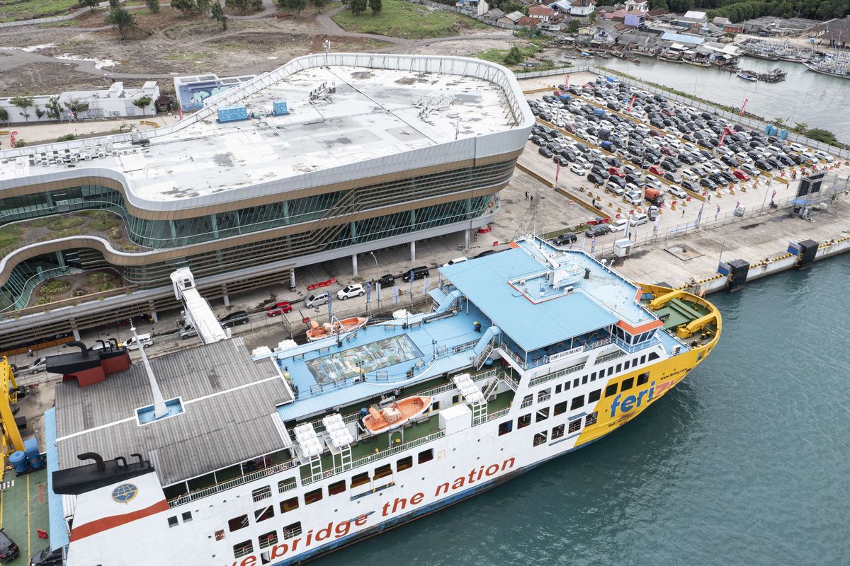 Sejumlah kendaraan pemudik antre untuk naik ke atas KMP Batum Andi di dermaga Eksekutif, Pelabuhan Bakauheni, Lampung Selatan, Lampung, Sabtu (30/4/2022).