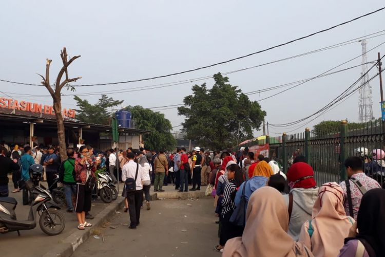 Antrean panjang di Stasiun Bekasi, Senin (23/7/2018).