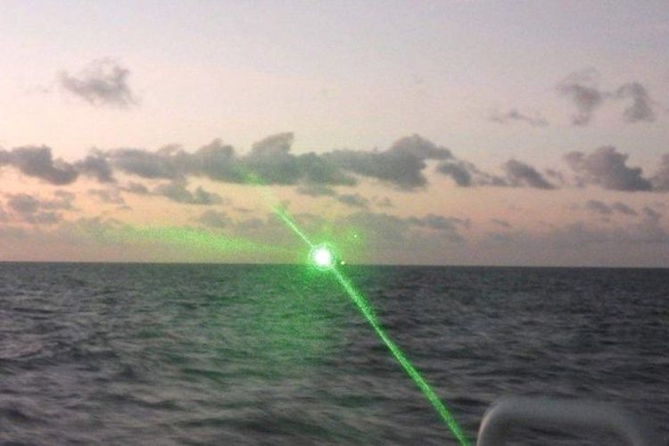 Filipina menuduh China telah menyorotkan sinar laser ke salah satu kapal milik mereka - namun tuduhan ini dibantah Beijing.
