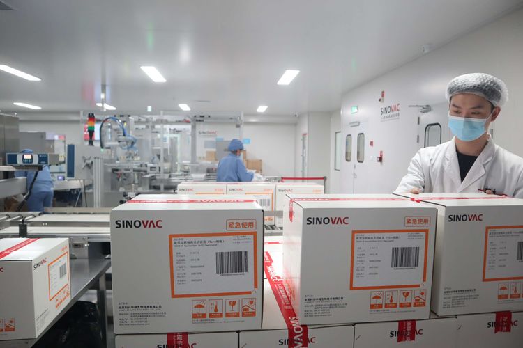 Pekerja memeriksa pengemasan Sinovac Biotech Ltd di pabrik barunya di kawasan Daxing, Beijing, China, Selasa (18/1/2022). Dengan beroperasinya pabrik baru tersebut, Sinovac mampu menghasilkan tiga hingga empat miliar dosis vaksin Covid-19 per tahun.