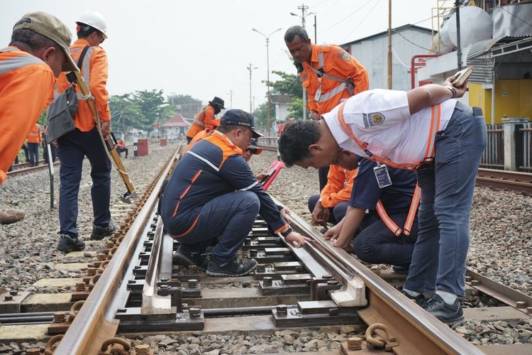 KAI Daop 4 Semarang perbaiki jalur rel kereta api. Rabu (19/10/2022).